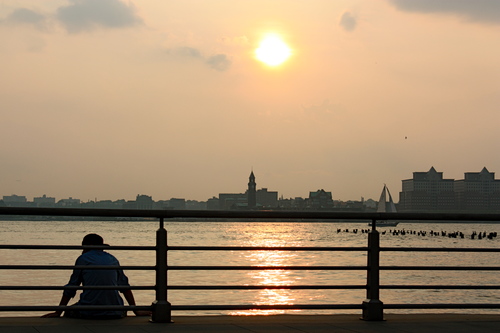 The_sun_sets_on_the_hudson